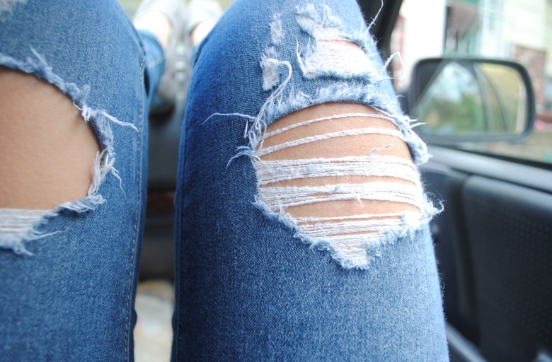 как сделать на джинсах потертости